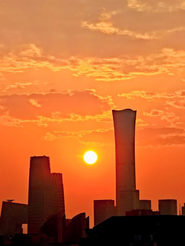 股票配资客服 今日份美景！北京今天早晨的橙红朝霞，你有拍到吗？